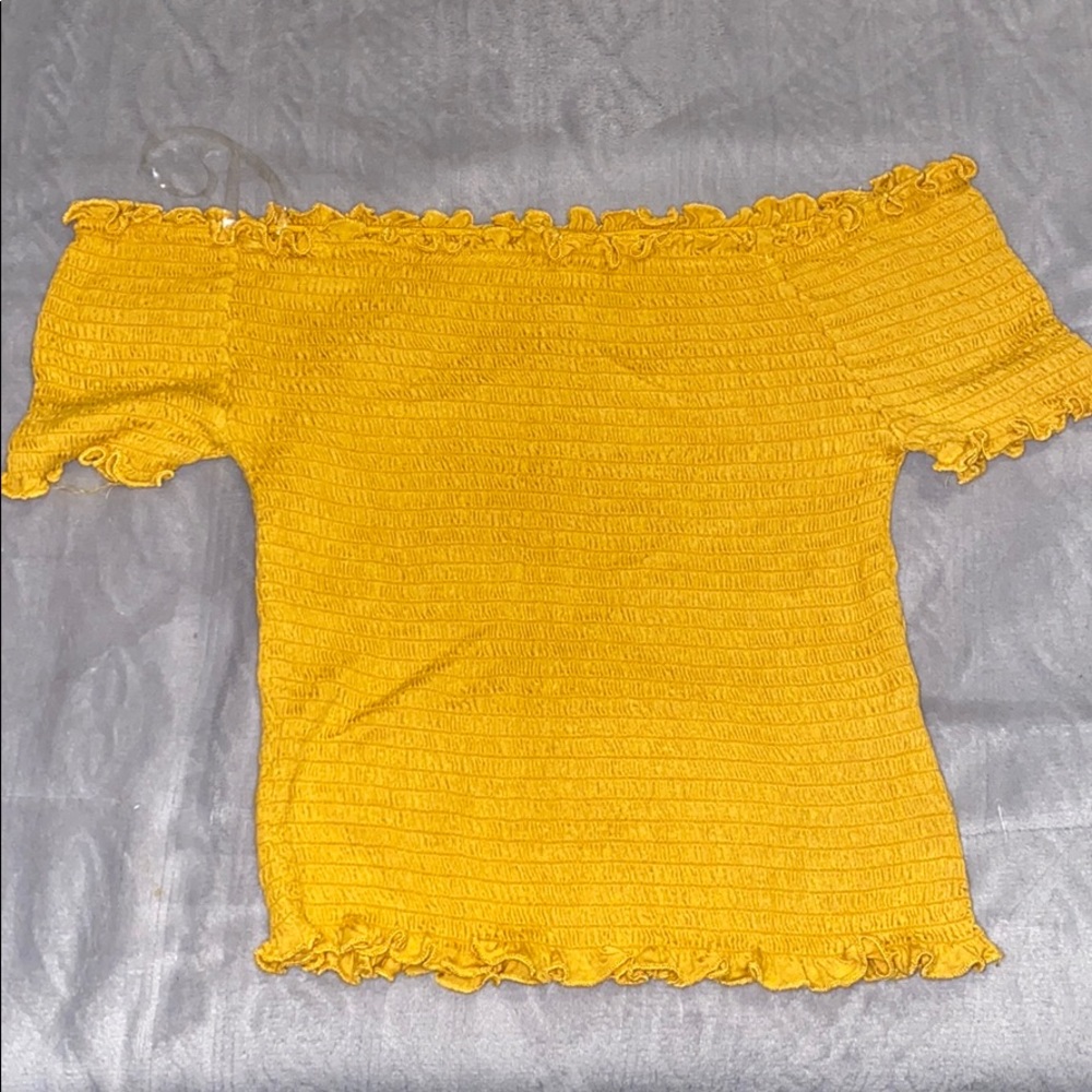 🌼off the shoulder shirt🌼